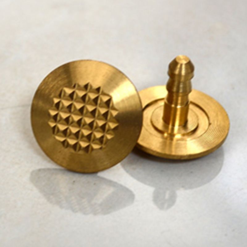Taktile knotter i messing Ø32 mm med plugg.