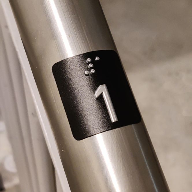 Hovedbilde Håndløperskilt m/sølvfargete tall på sort bunn