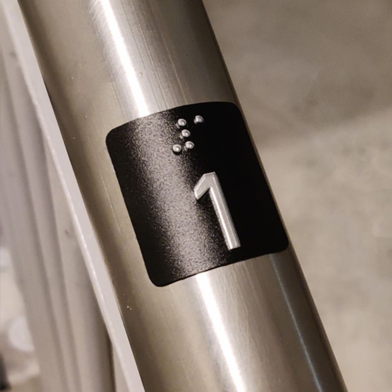 Håndløperskilt m/sølvfargete tall på sort bunn