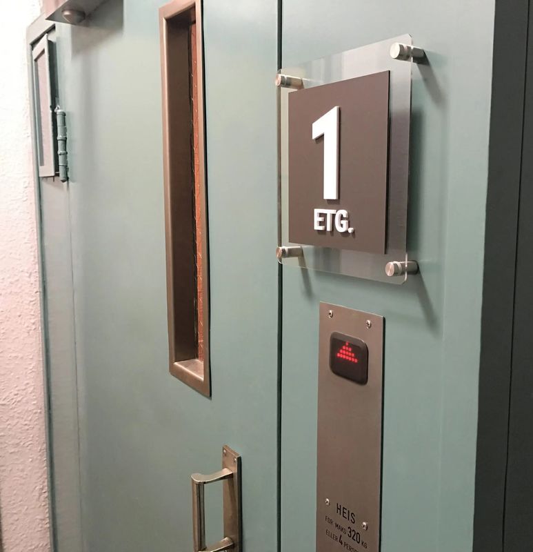 Taktile etasjeskilt i akrylglass m/avstandsstykker, velg etasje